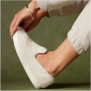 Allbirds merino wool fluff lounger slip on
Women’s size 10